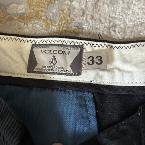 Mens Volcom shorts size 33 button front 4 pockets and one back button pocket - Picture 3 of 7